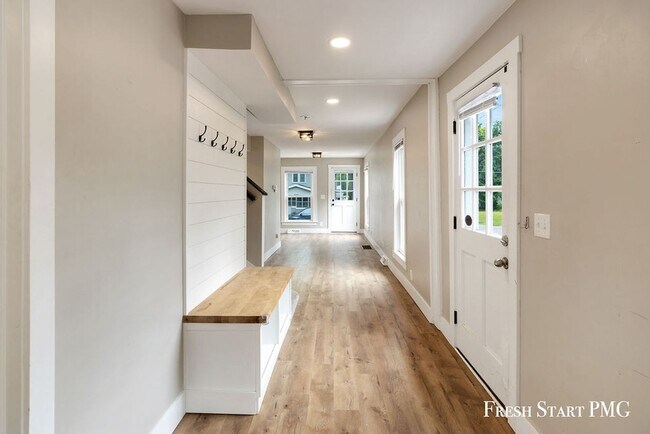 Foto del edificio - Modern Charm & Fresh Renovation Near River...