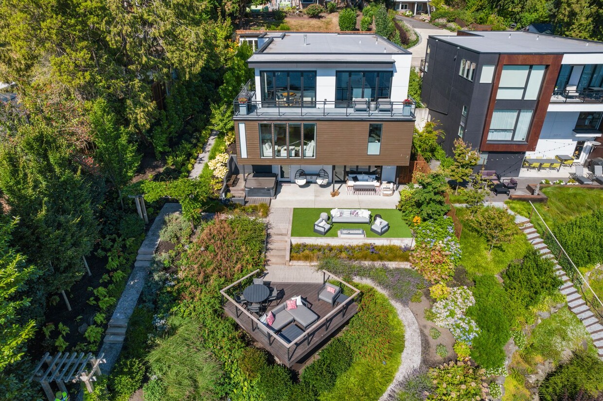 Primary Photo - Stunning Lakefront Estate