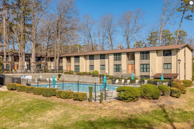 Building Photo - Spacious 2-Bedroom Classic Apartment with Washer & Dryer Connections | Brookhaven