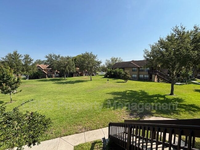 Building Photo - 380 Lakepointe Dr