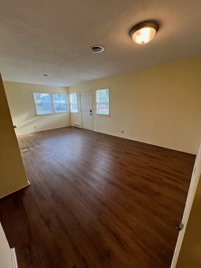 Building Photo - Spacious 4 Bedroom Duplex!!