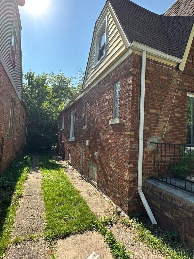 Building Photo - Charming House in the heart of Detroit