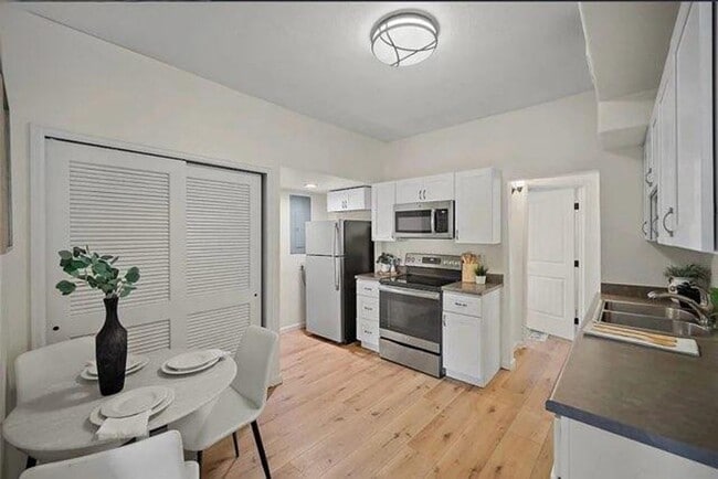 Building Photo - Historic Hillside 2 Bedroom 2 Bathroom