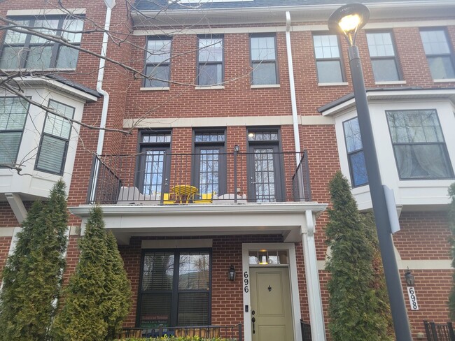 Building Photo - Stunning 3 BR/3.5 BA Townhome in Brookland!