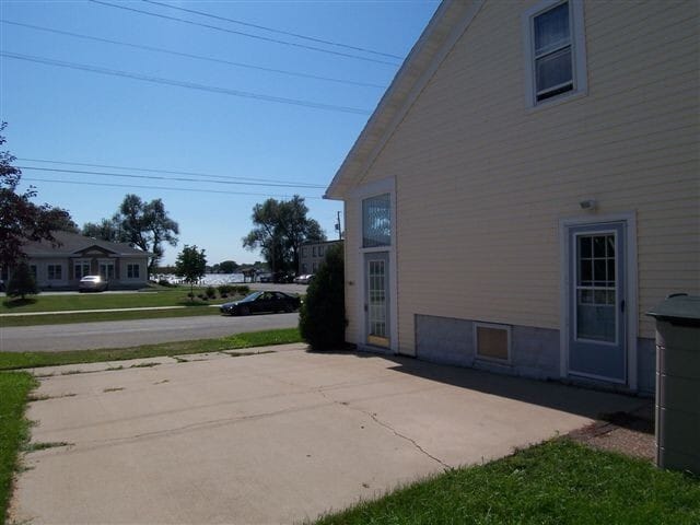 Building Photo - Charming House on Bay Shore Drive Close to the Lake! SHORT TERM LEASING! Available Now!