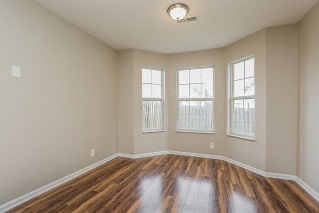 Building Photo - 814 Bexhill Ct N