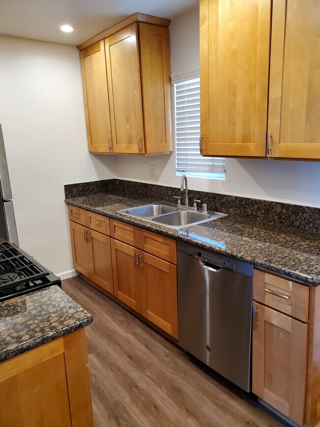 Kitchen - 2540 Barrington S Ave