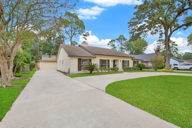 Building Photo - 10042 Briar Forest Dr