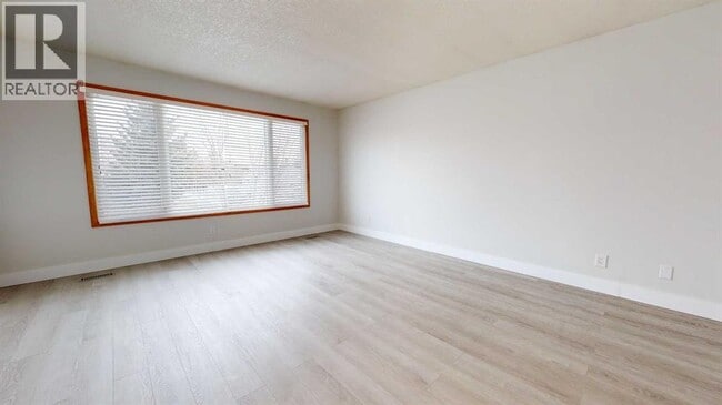 Building Photo - 73 Laval Ct W