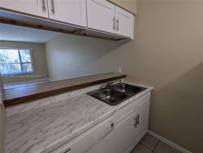Building Photo - 10115 Twin Lakes Dr