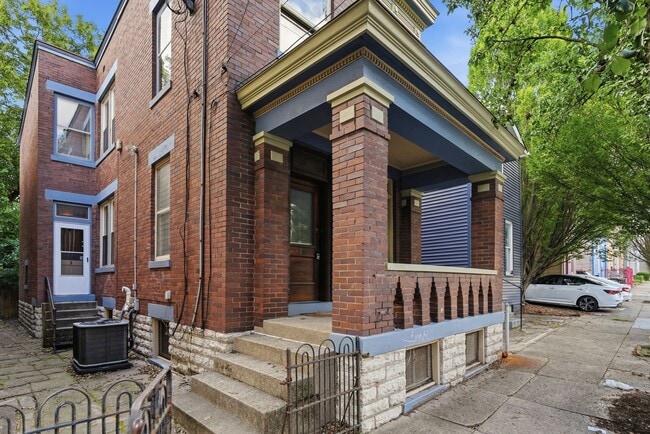 Building Photo - 2215 Victor St