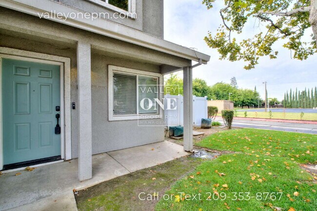 Foto del edificio - Rare vacancy opportunity in Turlock's finest and most desirable townhome complex!
