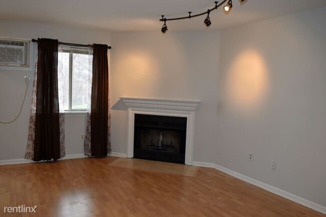 Building Photo - 121 Willow Springs