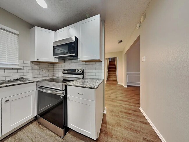 Foto del edificio - 605 Red Coat Ln