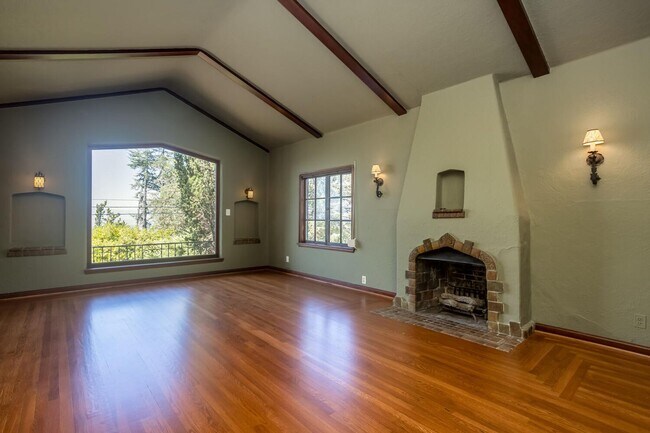 Foto del edificio - MUST SEE! Unique and Charming 4 bedroom 2....