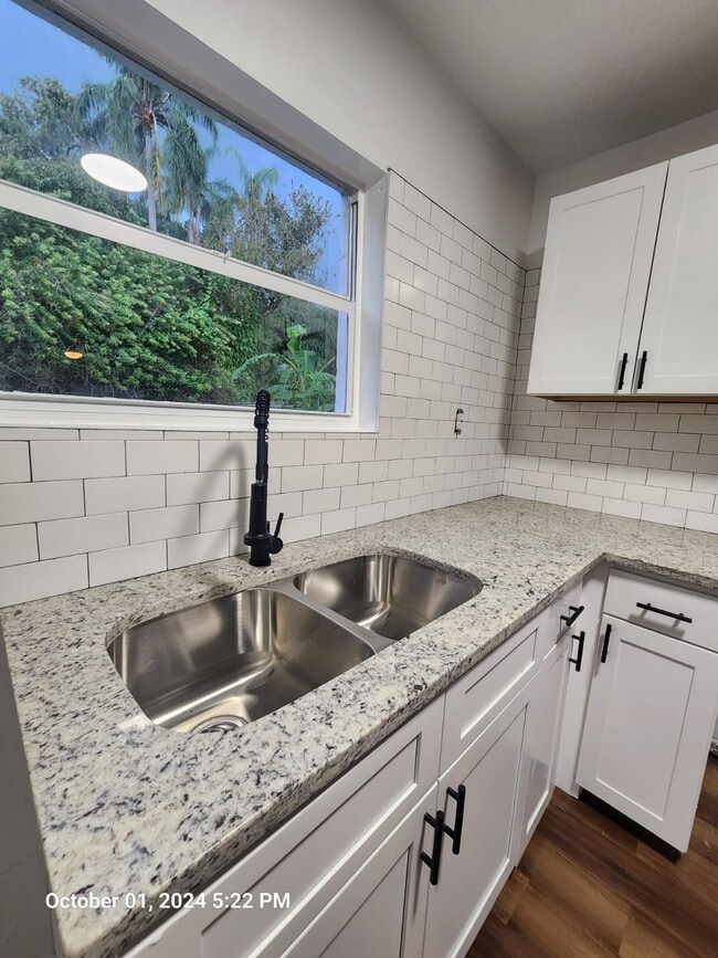 Foto del edificio - 615 Clearlake Rd