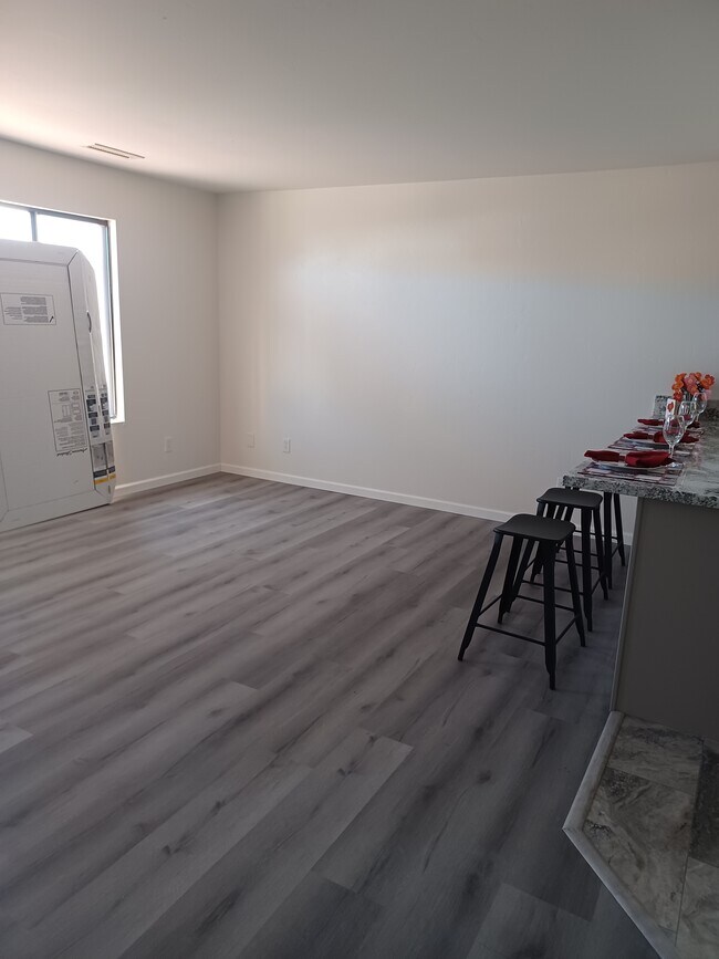 Sala de estar con barra de desayuno para cuatro personas - 8396 E Stevens Dr