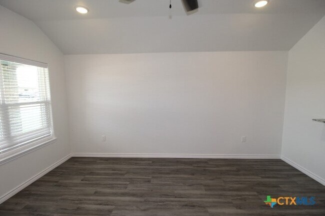 Foto del edificio - 118 Wind Ridge Dr