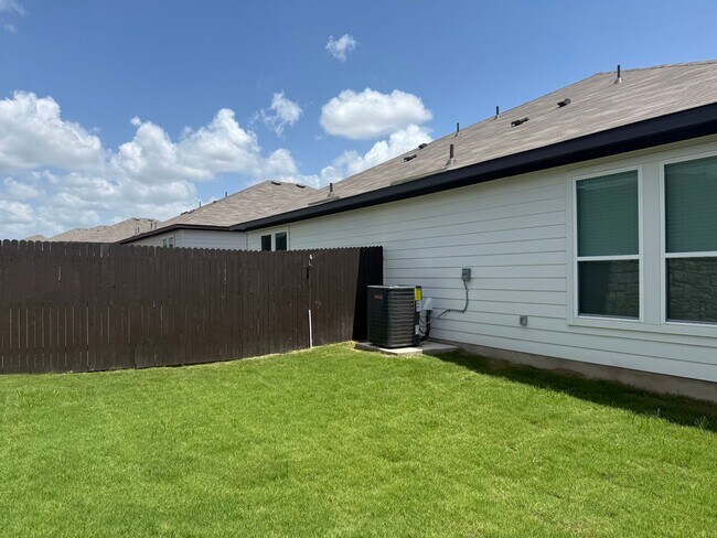 Foto del edificio - Stunning 3x2 Luxury Duplex in Buda, TX!