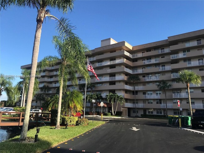 Foto del edificio - 250 Jacaranda Dr