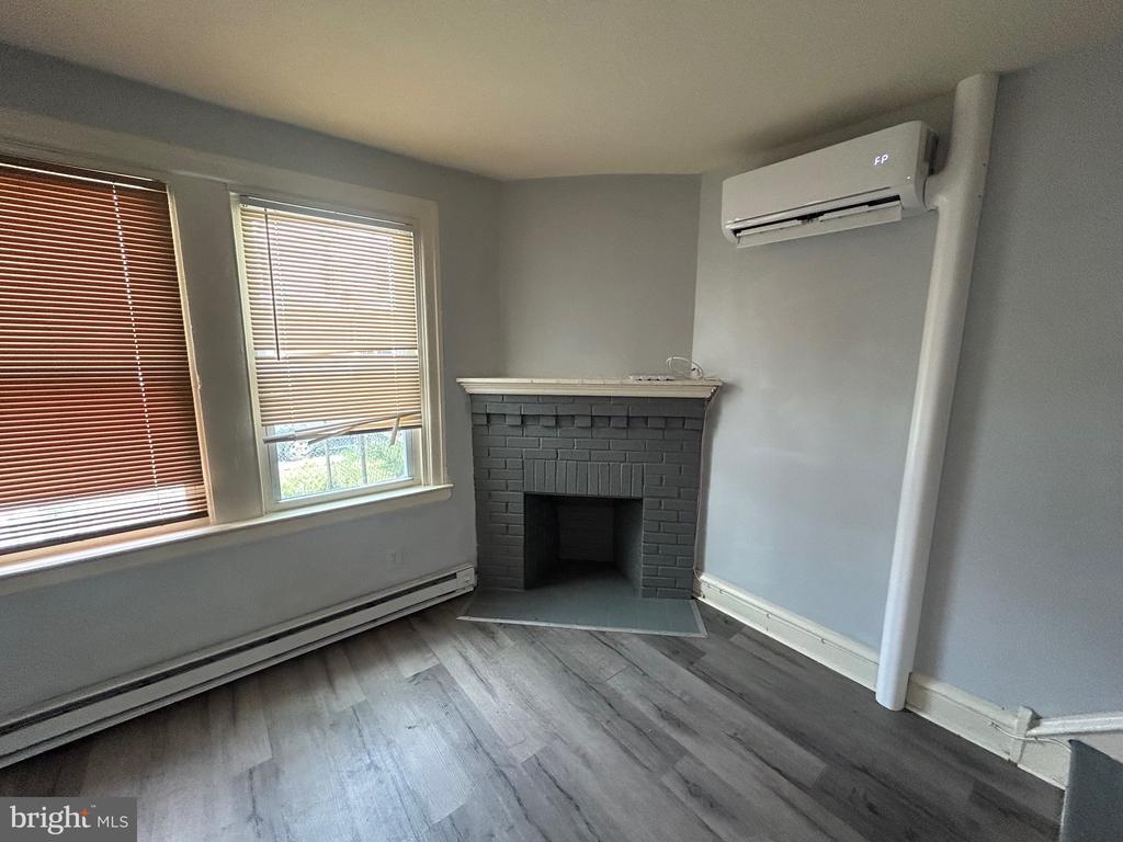 Foto principal - 5838 Crittenden St