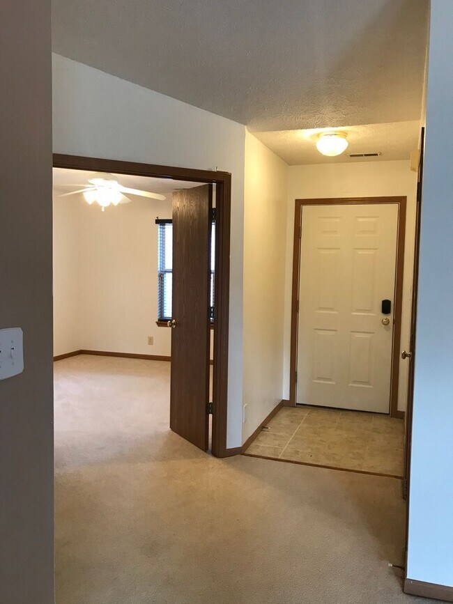 Building Photo - 3 Bedroom 2 Bath plus Office/Den