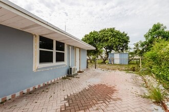Building Photo - 1550 NE 41st Ct