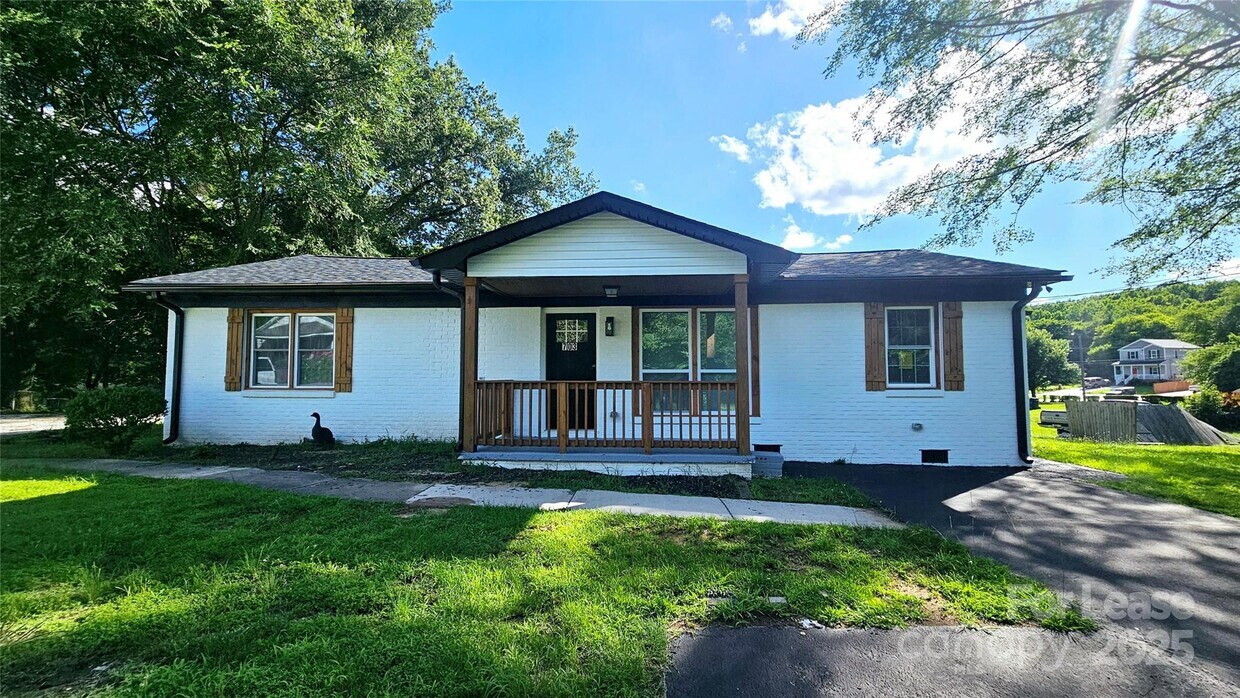 Foto principal - 703 Central Dr NW