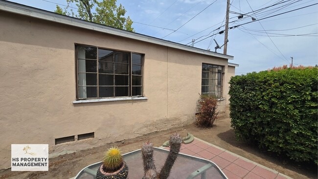 Building Photo - 303 Palm Ave