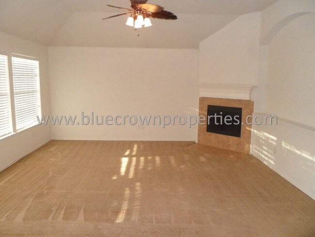 Building Photo - Spacious 3 or 4 Bedroom w/ 3 Car Garage