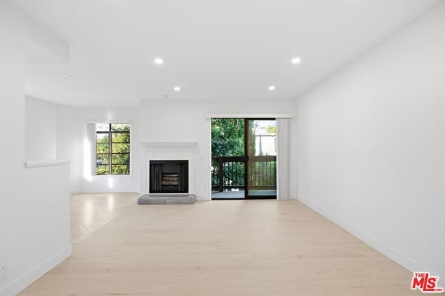 Building Photo - 13025 Moorpark St