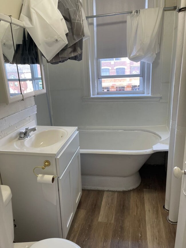 Foto del edificio - Modern and spacious STUDIO   NO Fee Close ...