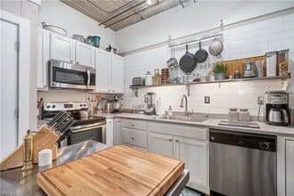 Building Photo - 423 St Pauls Blvd
