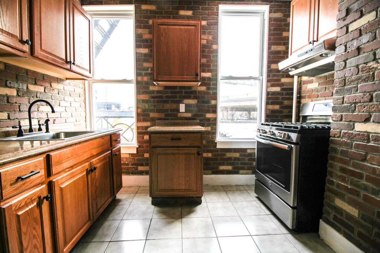 Primary Photo - 684 Lorimer St