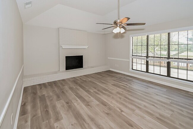 Foto del edificio - 822 White Pine Dr