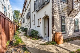 Building Photo - 5922 Ross Ave