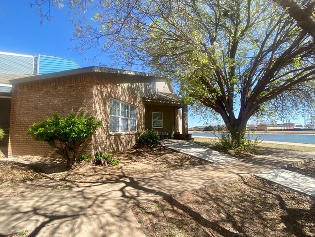 Building Photo - 2 Bed 2 Bath Town Home Available