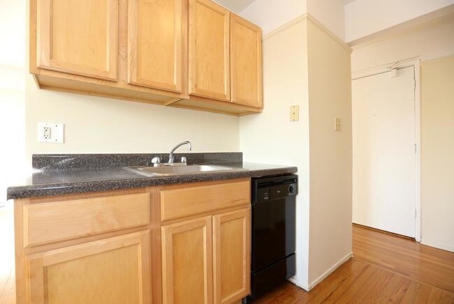 Building Photo - 6124 N Winthrop Ave