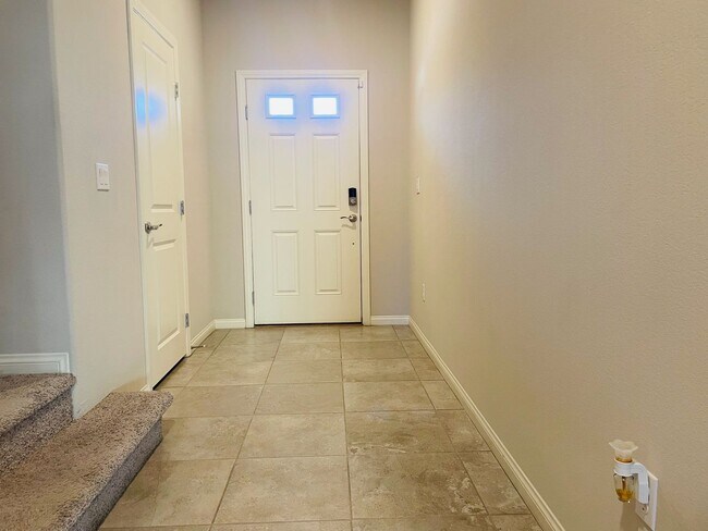 Building Photo - Nearly New 4 Bd, 2.5 Bth, Greatroom, Enter...