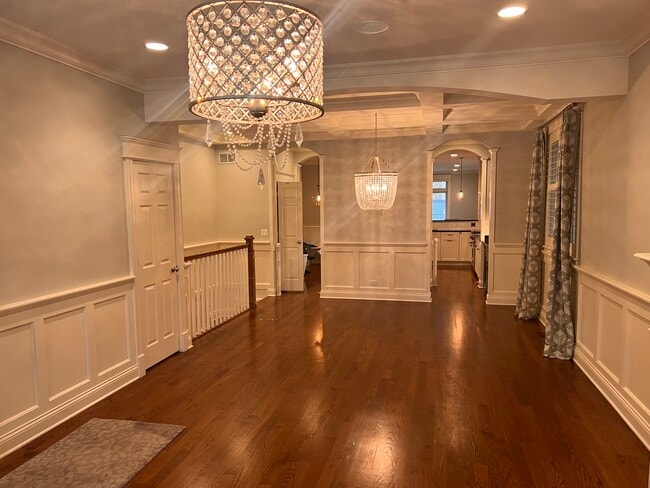 Building Photo - 2042 N Racine Ave