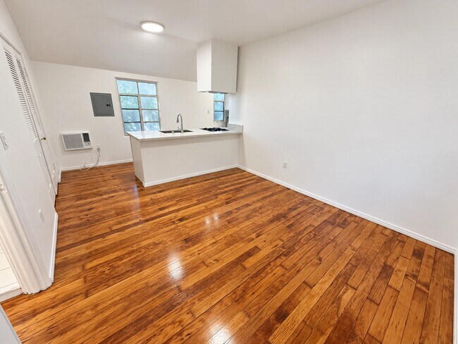Foto del edificio - 1221 N Sweetzer Ave