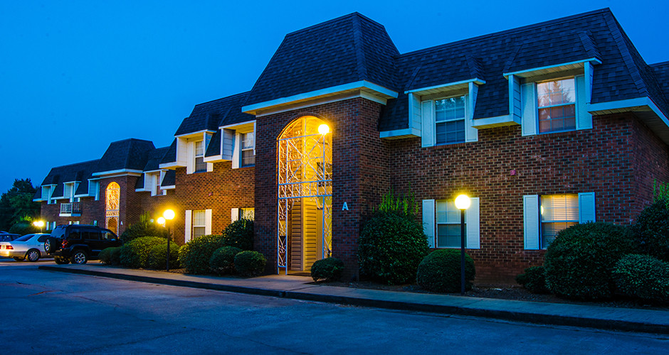 Edificio A en la noche - North Gate Apartments