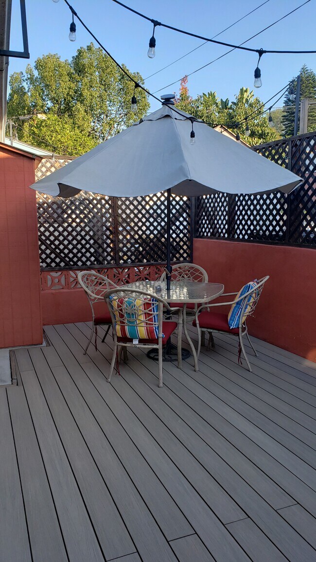 Patio con muebles, parrilla de gas, calentador de gas conectado a la red de gas de la ciudad. - 4049 Sunset Dr