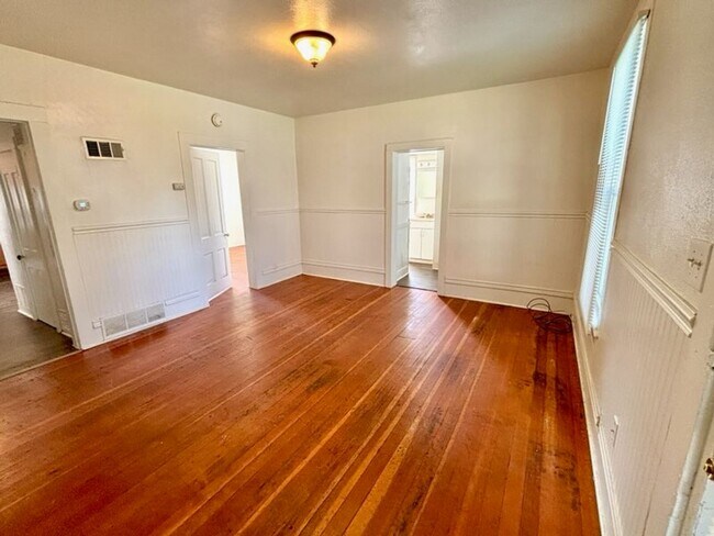 Foto del edificio - 613 N Cascade Ave