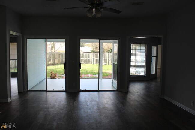 Foto del edificio - 201 Hunt Club Rd