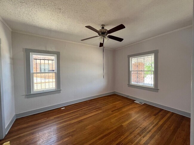 Building Photo - 2115 Yandell Dr