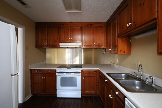 Building Photo - 13 Pinedale Cir