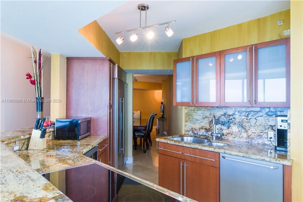 Foto principal - 6301 Collins Ave