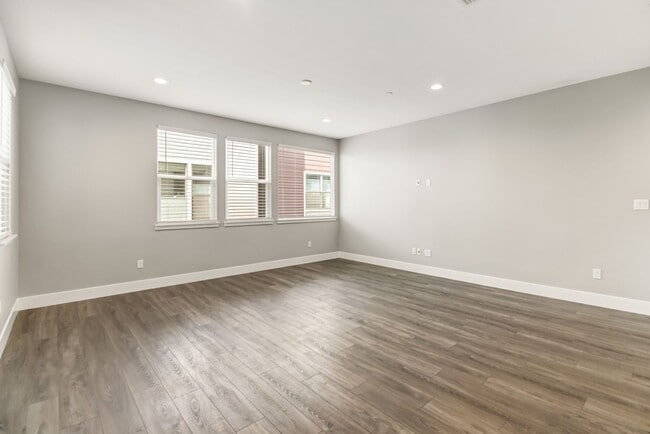 Building Photo - Move-In Special! Beautiful Alkali Flat Rental!