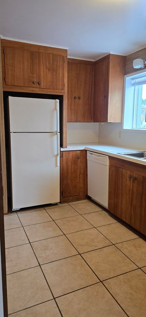 Foto del edificio - 2 Bedroom up stairs apartment